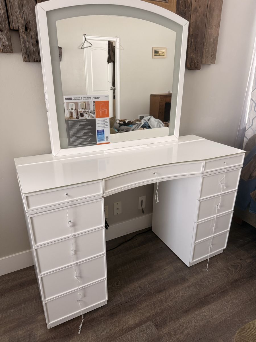 White Vanity Desk w/ Lighted Mirror & USB-C Charging Port - 9 Drawers, Tempered Glass Top
