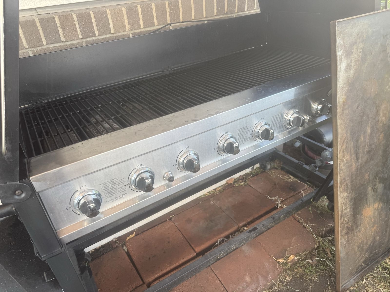 Large BAKERS & CHEF 8-Burner Gas Grill with Stainless Steel Control Panel