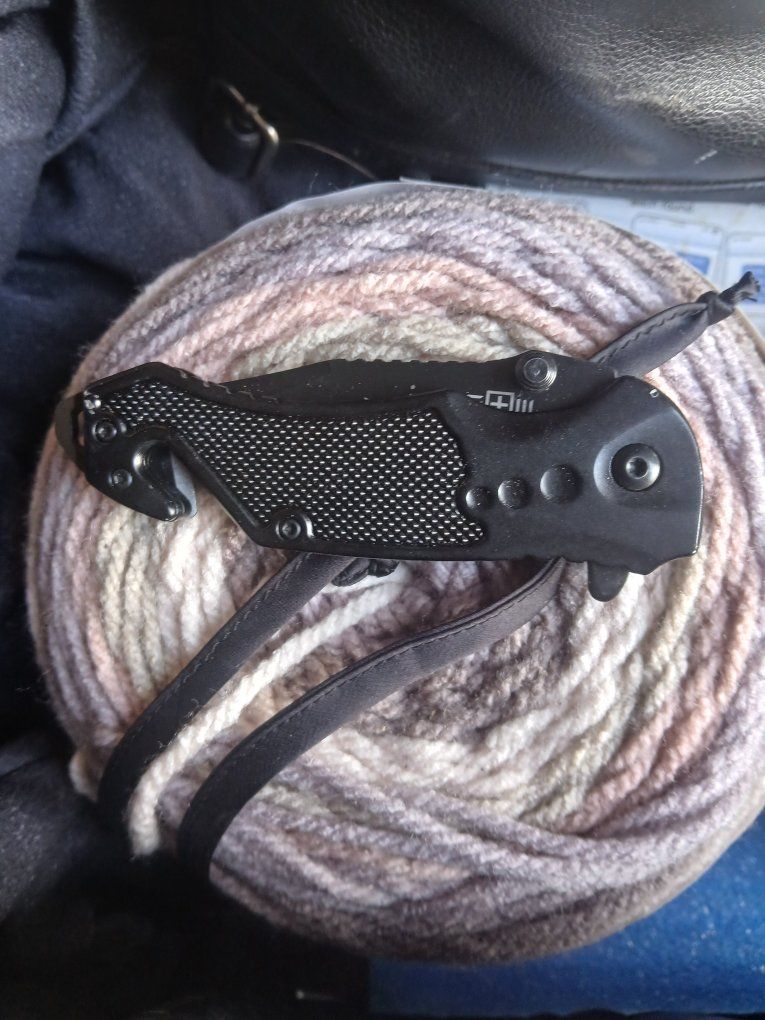 Folding Pocket Knife with Seatbelt Cutter and Glass Breaker