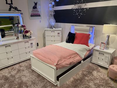 POSH by RC Willey Twin Bed w/ Trundle + Nightstand — Glam White, Like New