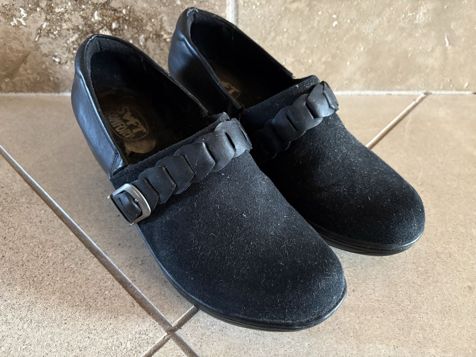 Soft Comfort Faux Suede Closed Back Clogs Sz 9