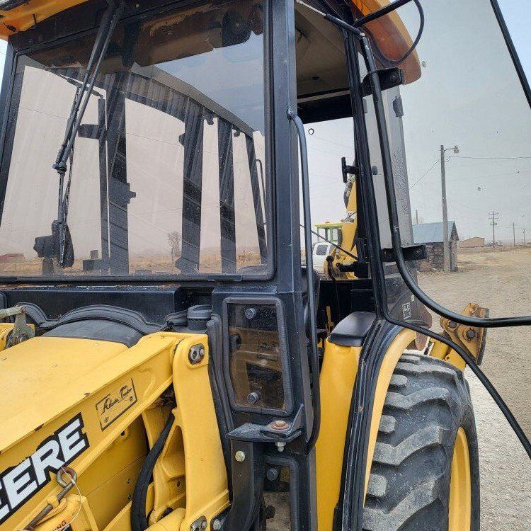 John Deere 110 backhoe  CAB