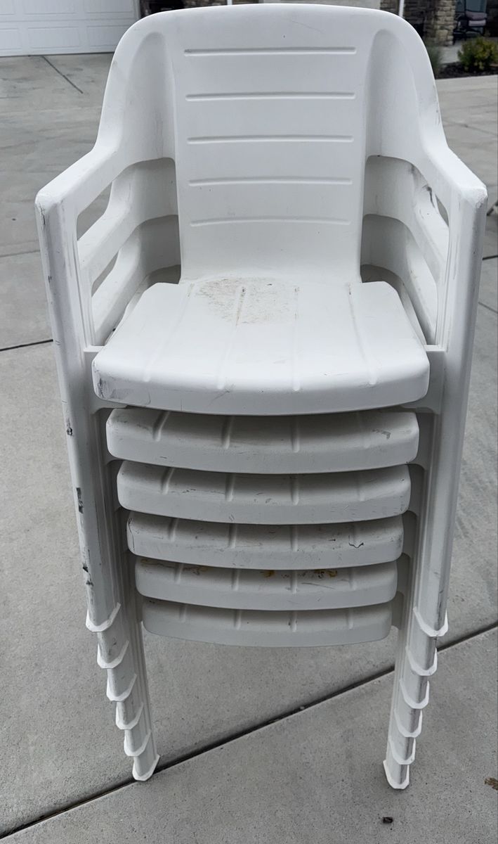 Set of 6 Plastic Outdoor Chairs