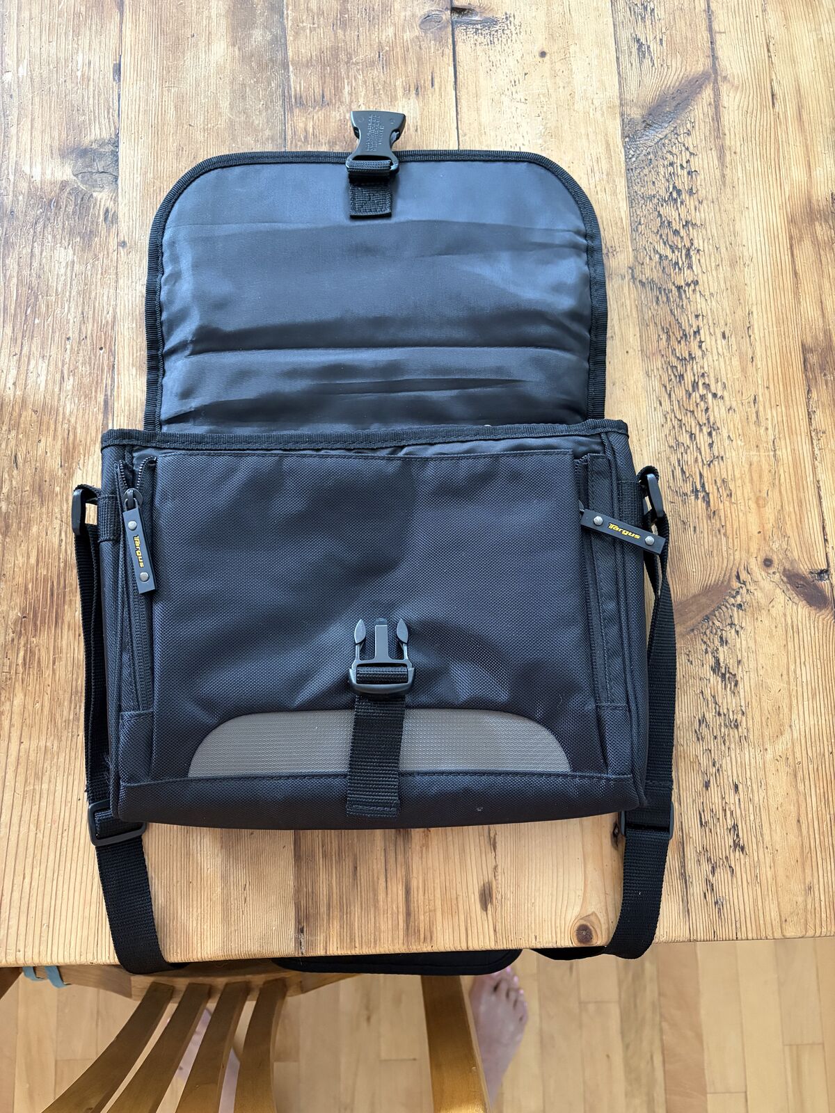 Targus Surface or Ipad bag with strap