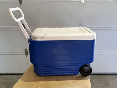 Igloo 38-Quart Rolling Cooler