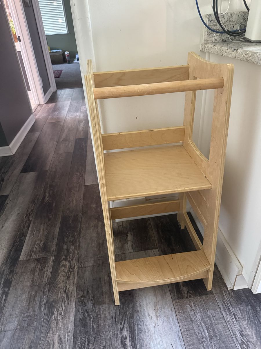 Kids kitchen stool/tower