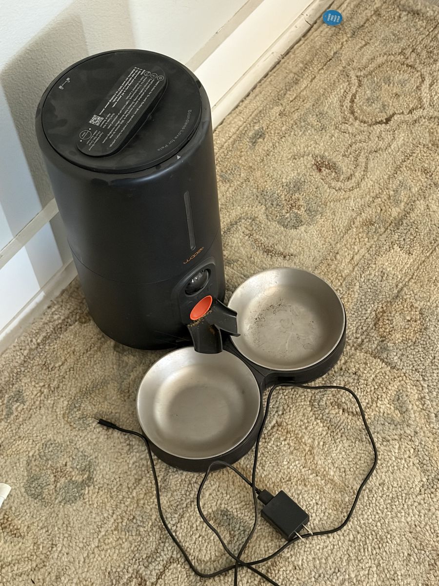 Automatic dog feeder