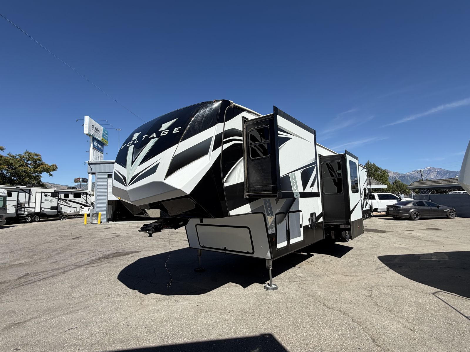 Solar, 2 Bath, 4 Season, Sleeps 8 2022 Dutchmen Voltage 4225 like: Momentum Heartland Road Warrior, Raptor Keystone
