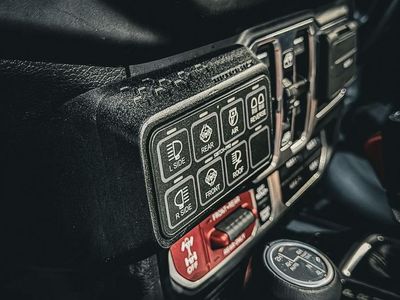 MotoBilt Switch-Pro 9100 mount Jeep JL Wrangler JT