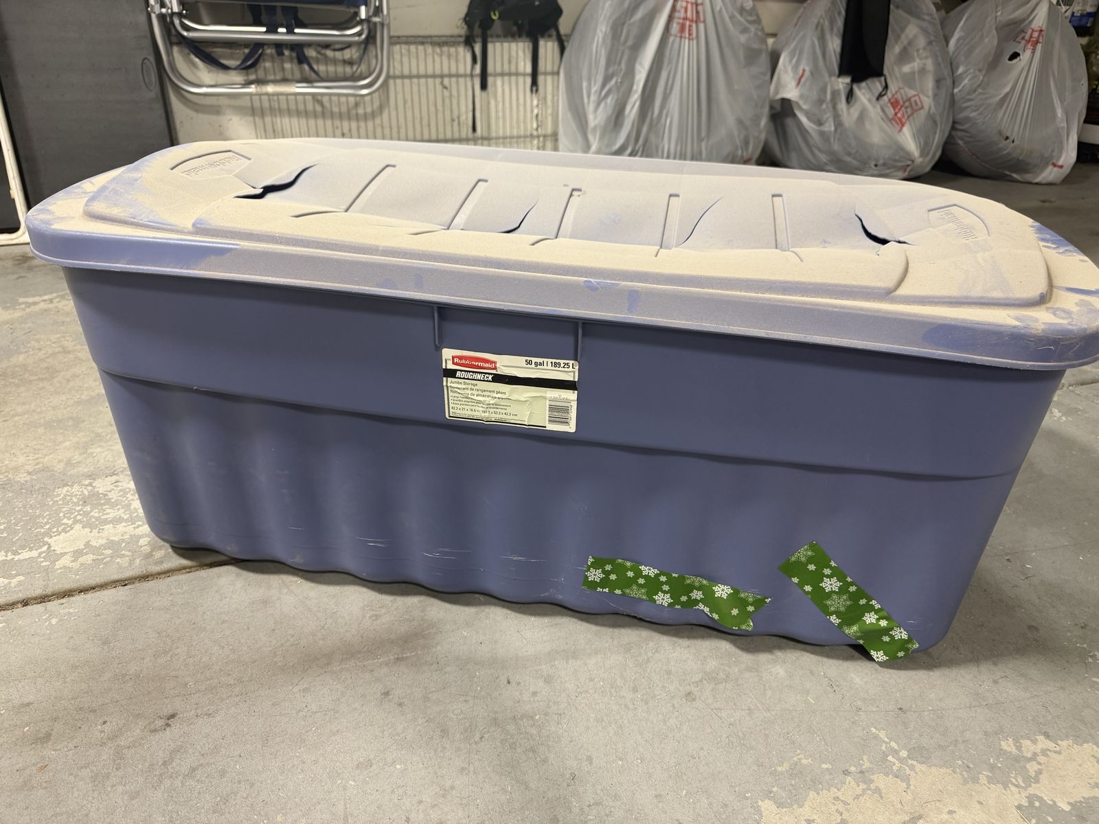 Free, 50 gallon Rubbermaid tote with broken lid