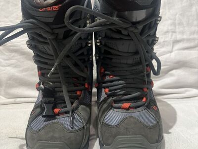 Burton Driver Youth 6.5/Wmns 7.5 Snowboard Boots