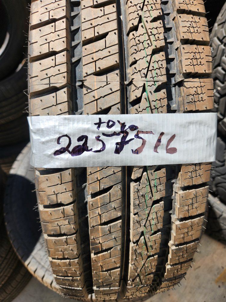 225/75r16 toyo Celsius cargo