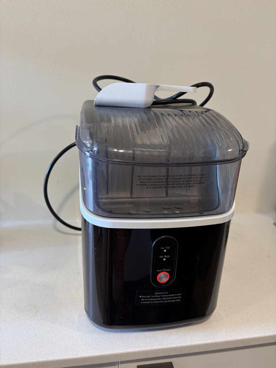 Igloo ICEB26BK Portable Countertop Ice Maker Machine with Scoop - Black, Self-Cleaning