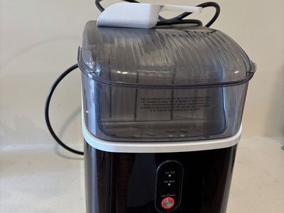 Igloo ICEB26BK Portable Countertop Ice Maker Machine with Scoop - Black, Self-Cleaning