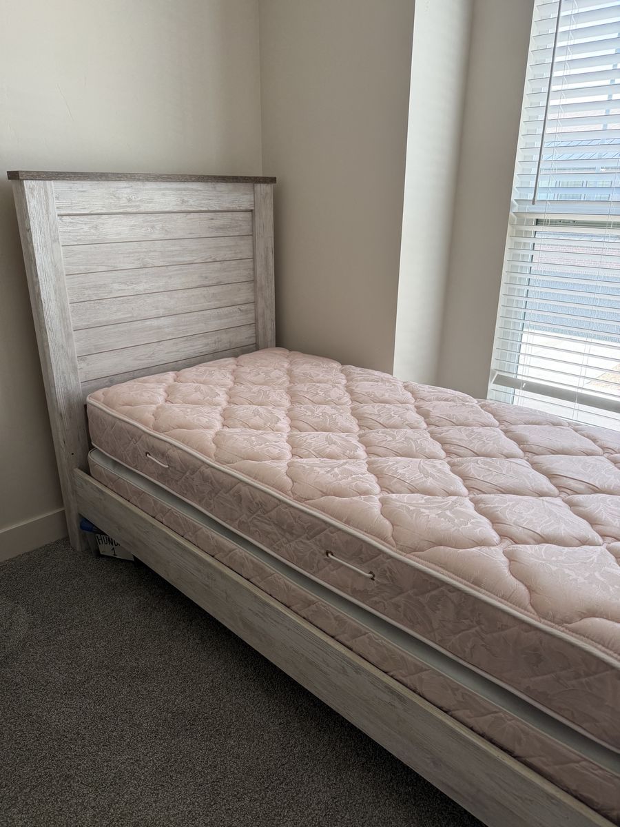 Twin bed frame / mattress