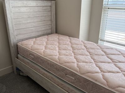 Twin bed frame / mattress