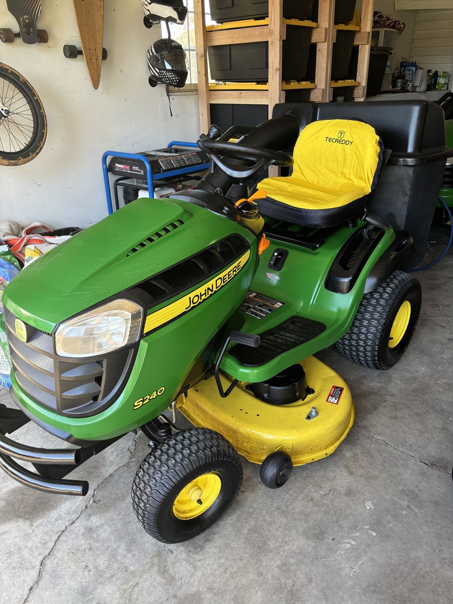 John Deere S240 Riding Mower
