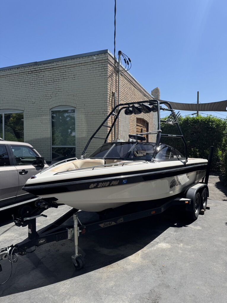 2000 Malibu Sunsetter LXi 21' Boat and Trailer