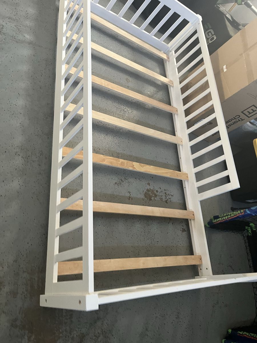 Montessori twin floor bed
