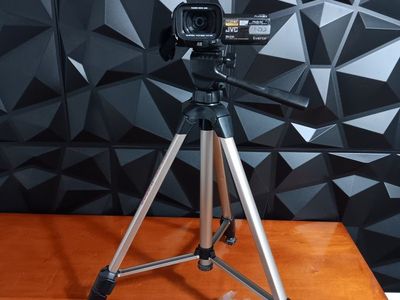 JVC Gz-hd7u Everio 60gb Hard Drive High Definition Camcorder, Remote Control, Accessories, 2 Batteries, Charger & Tripod include
