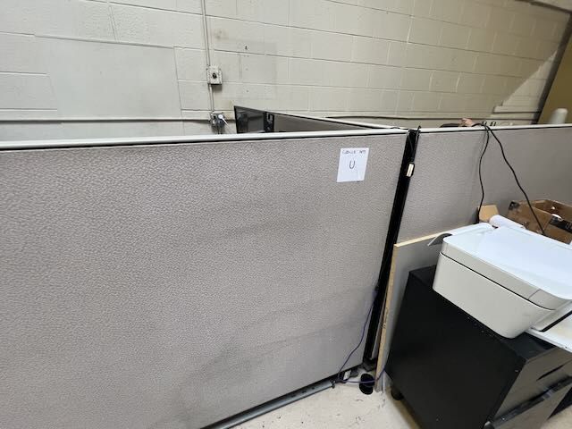 Office cubicles 4 sets great condition