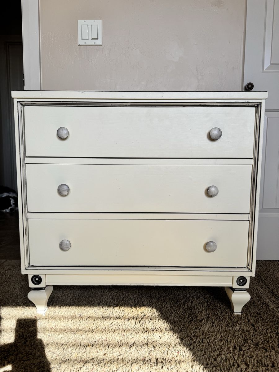 Vintage Distressed White 3-Drawer Dresser with Round Knobs