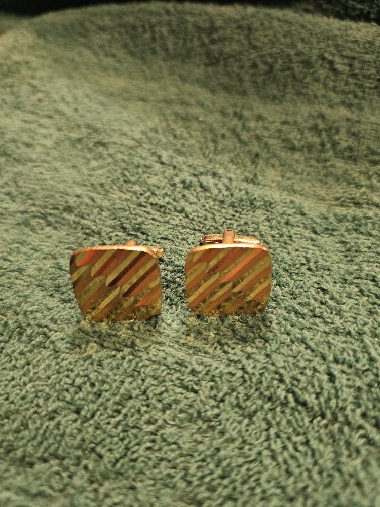 Vintage Gold Tone Square Cufflinks with Diagonal Stripe Design, Classic Men's Accessory