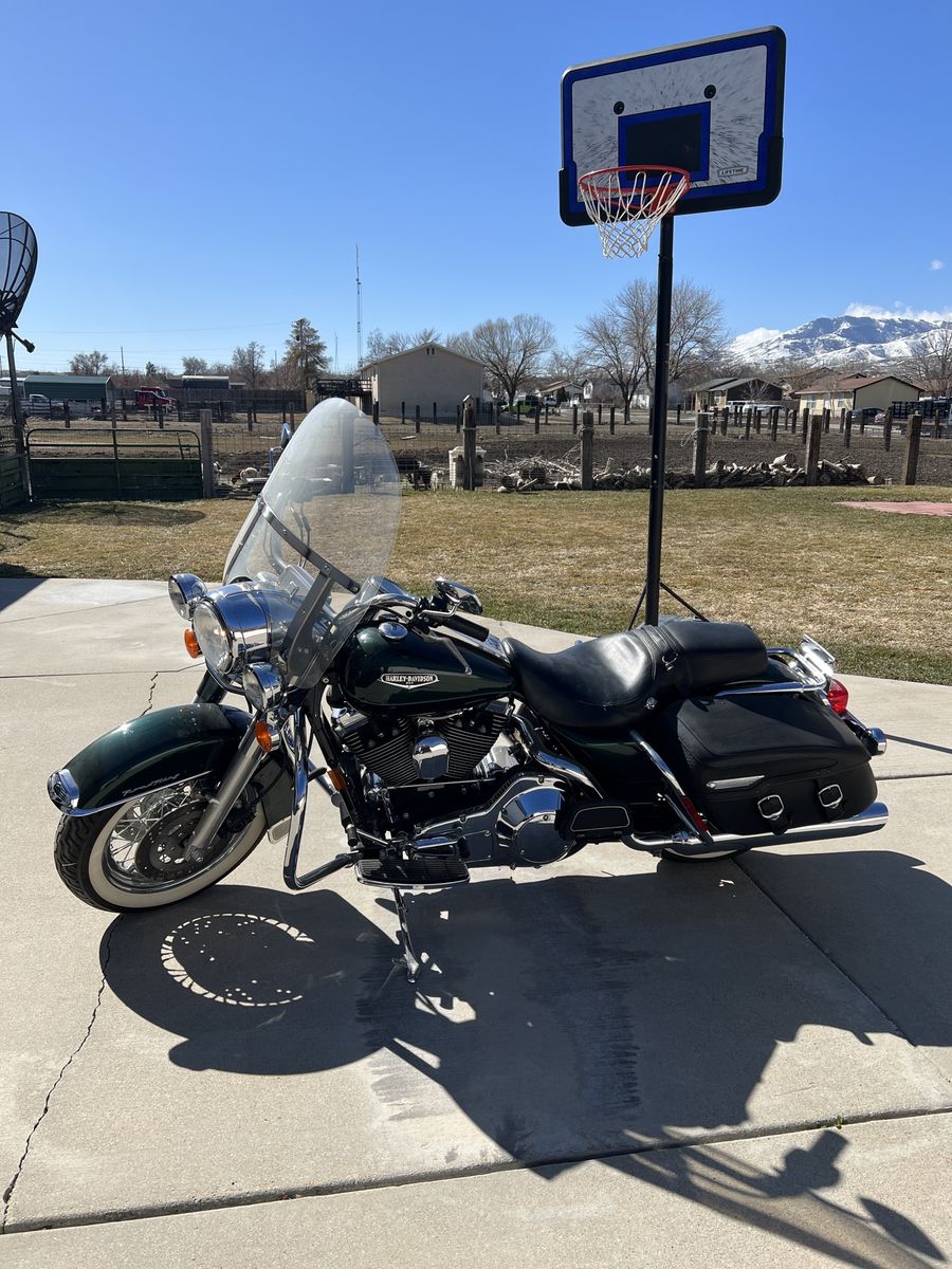 Harley-Davidson Road King Classic Green Cruiser Motorcycle 2,264 Miles Saddlebags Windshield