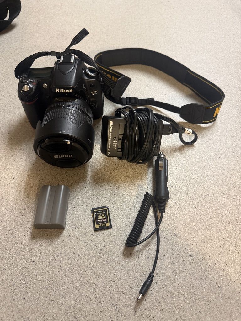 Nikon D80 DSLR Camera W/ AF-S DX 18-135mm Lens, Battery,CHARGER, 4GB SD