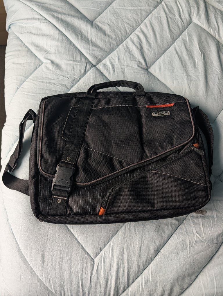 Shoulder bag for laptop and books