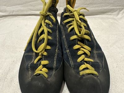 LaSportiva Navy W9 M7.5 lace Up Climbing Shoes