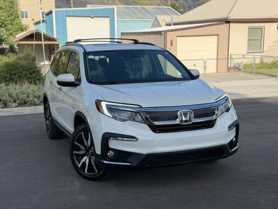 2022 Honda Pilot Touring w/Rear Captain's Chairs