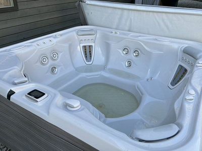 2017 HotSprings Spas Grandee 7-Seater 8'4" x 7'7" x 38" Hot Tub LIKE NEW 30-Day Warranty ***CAN DELIVER***