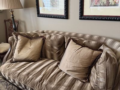 Elegant Traditional Sofa w/ Accent Pillows