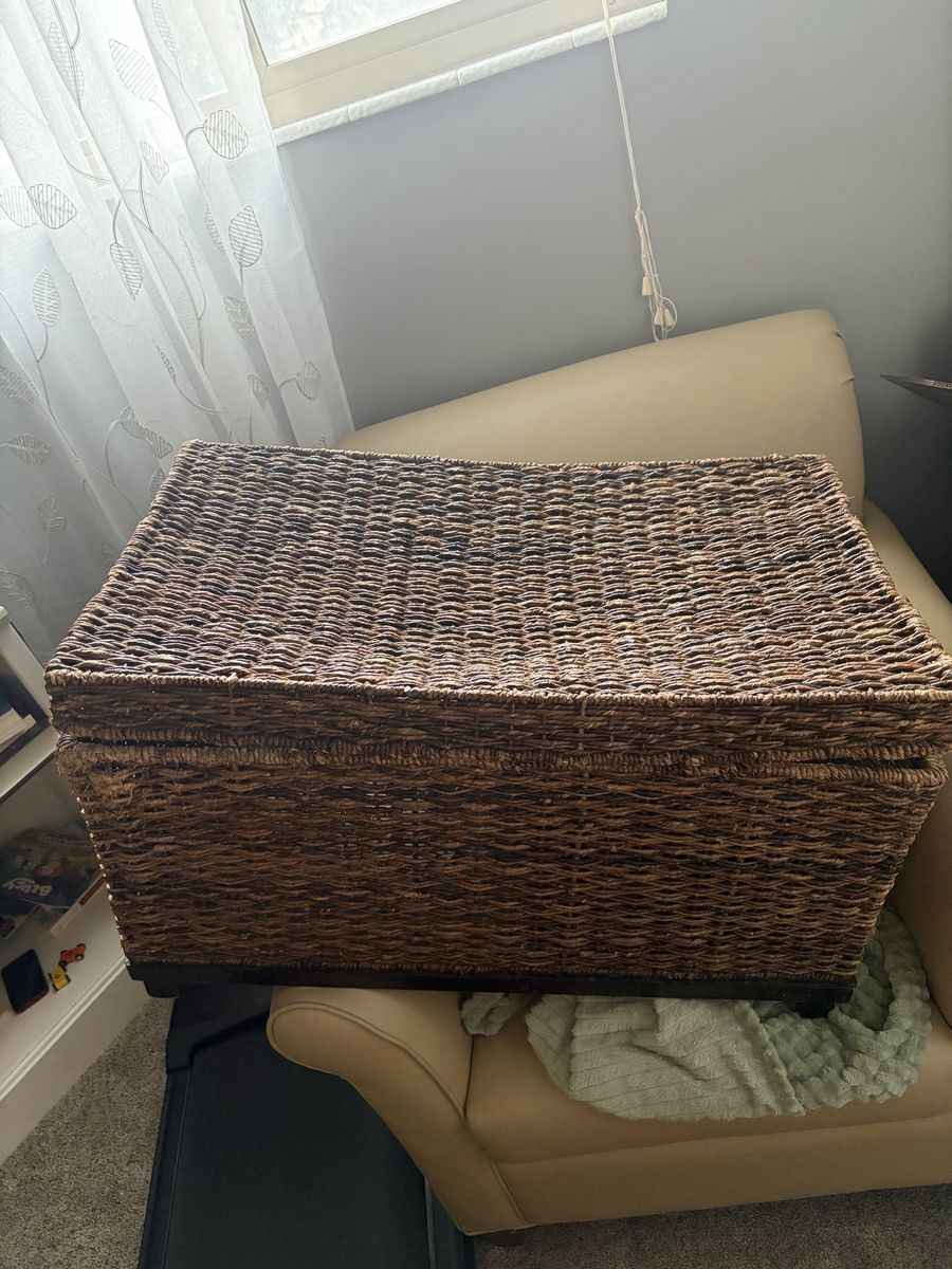 Wicker basket/bench