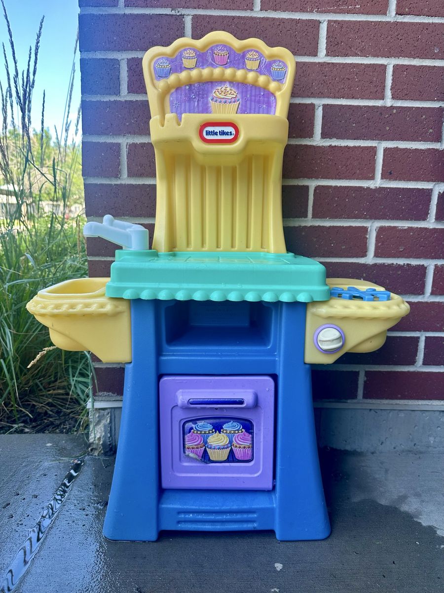 Little Tikes Play Kitchen - Excellent Condition