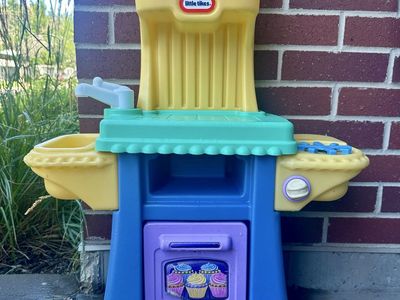 Little Tikes Play Kitchen - Excellent Condition