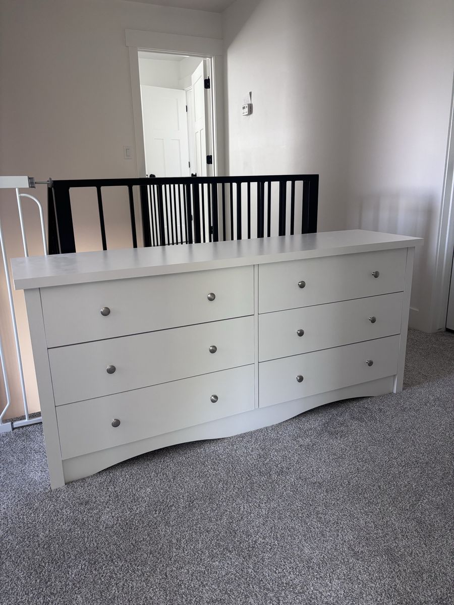 White 6-Drawer Dresser with Silver Knobs - Modern Bedroom Furniture Storage