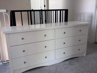 White 6-Drawer Dresser with Silver Knobs - Modern Bedroom Furniture Storage