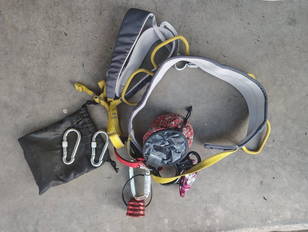 Singing Rock Garnet climbing harness,W accessories