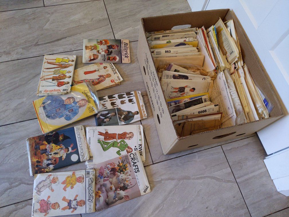 Large Lot of 75+ Vintage 70s to 90s Sewing Patterns Butterick Simplicity Kwik Sew Craft Clothing Dolls Home Decor etc