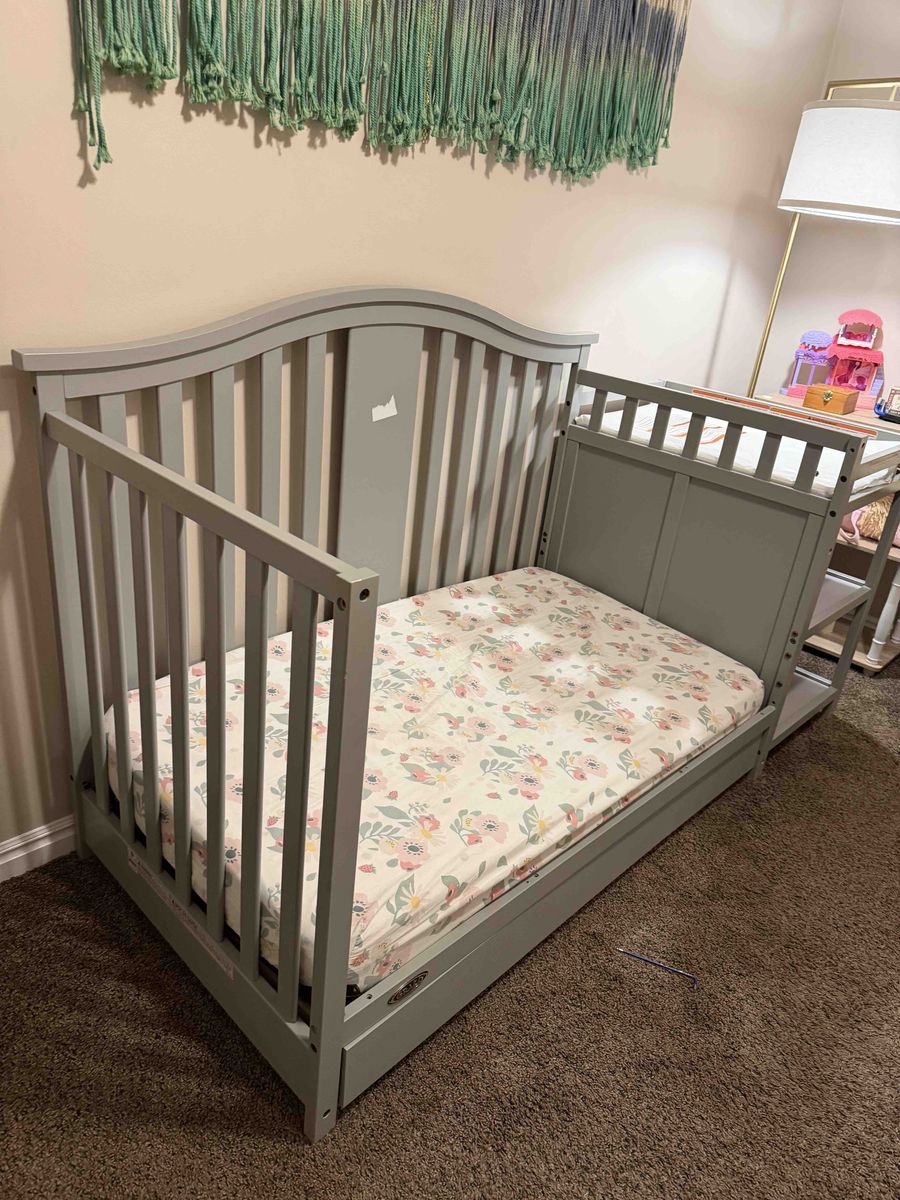 Graco 5-in-1 Crib - used, in good condition