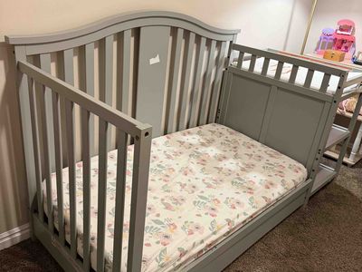 Graco 5-in-1 Crib - used, in good condition