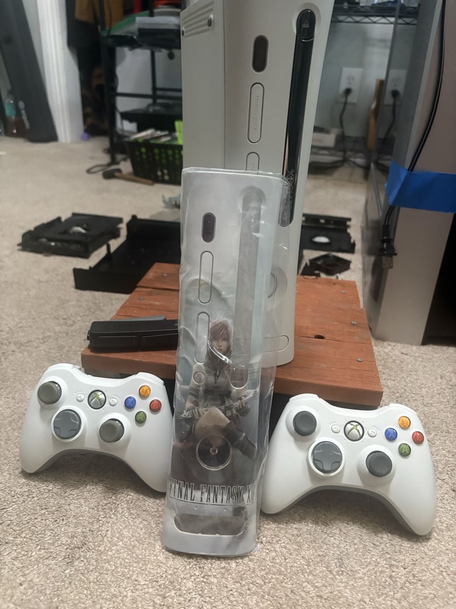 Xbox 360 Console with 2 Controllers & Final Fantasy XIII Edition - White, Used