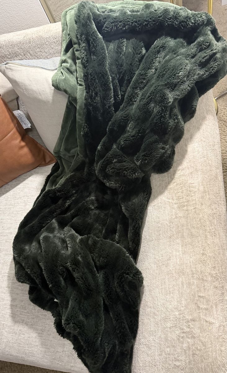 Faux Fur Throw Blanket - Dark Green Plush Comfort