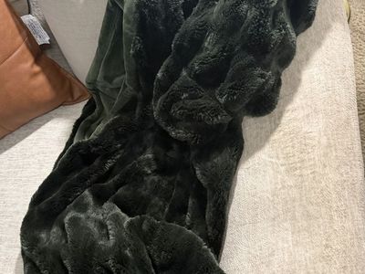 Faux Fur Throw Blanket - Dark Green Plush Comfort