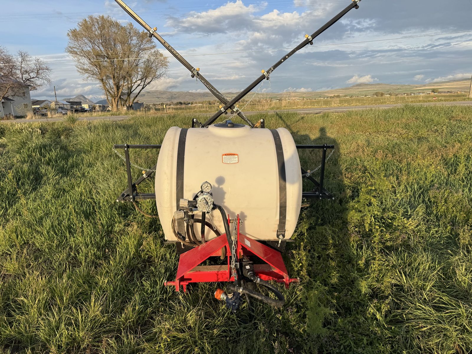 200 gallon 3pt sprayer with 28 ft booms