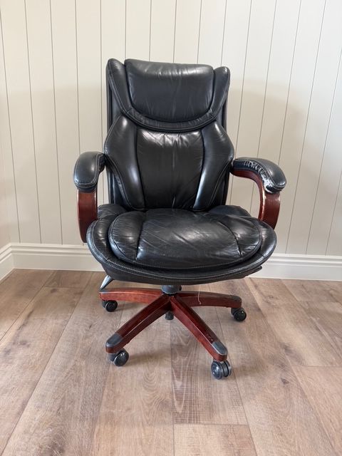 Black Leather Executive Office Chair with Wood Arms – Comfortable & Stylish