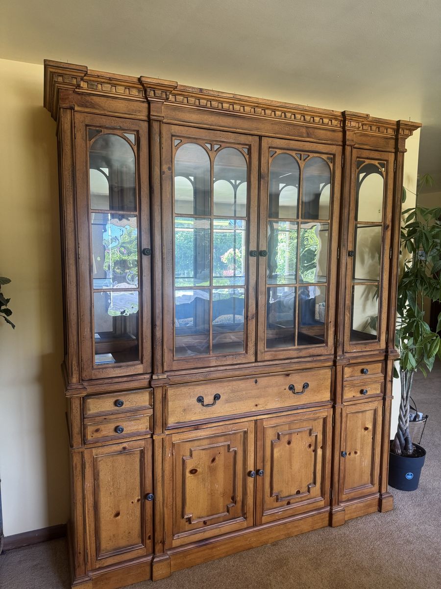 Vintage Wooden Display Cabinet Hutch China Cabinet with Glass Doors and Shelves