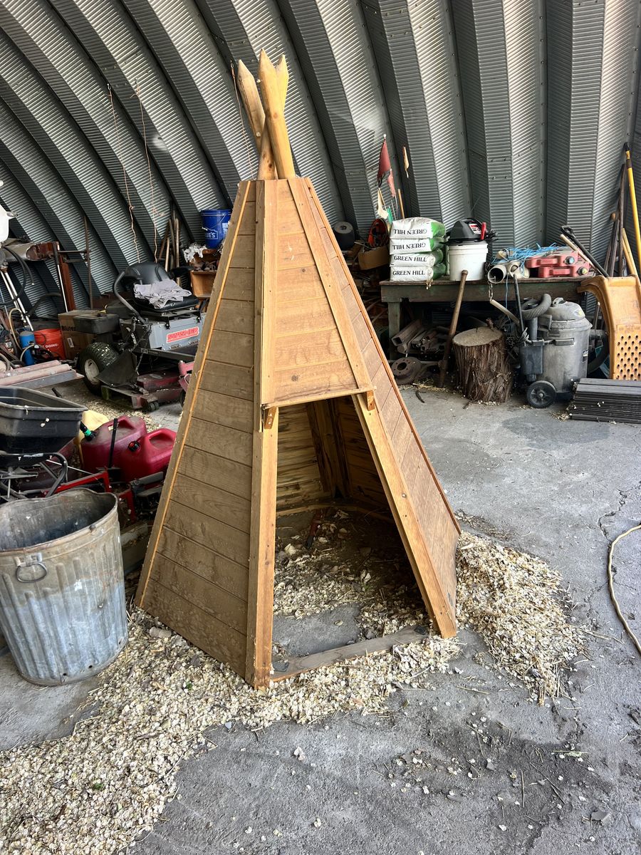 Wooden kid’s teepee